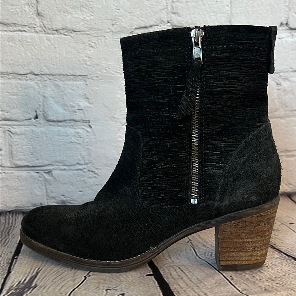 * Taos Shaka 2 Ankle Boots Black Embossed Suede